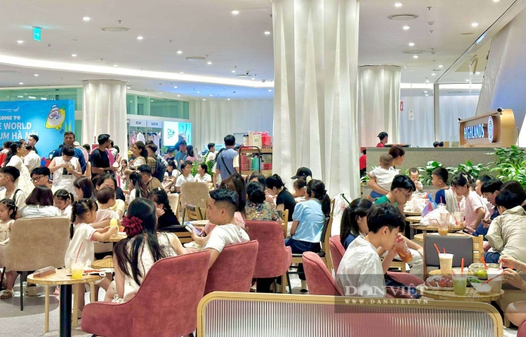 Tại khu ẩm thực, hầu hết các nhà hàng đều kín bàn. Nhiều gia đình phải chờ từ 20–40 phút mới có chỗ ngồi. 