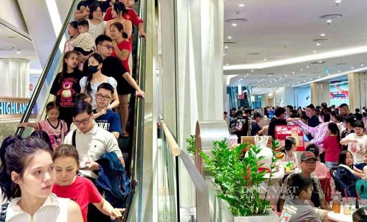 Các thang máy đều kín mít người dân lên xuống.