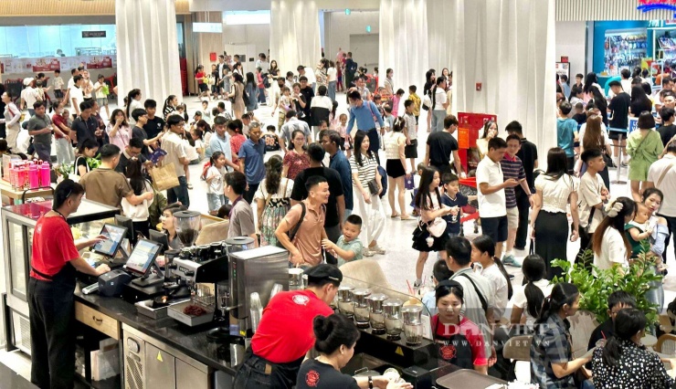 Không chỉ khu ăn uống, các khu vui chơi trẻ em, rạp chiếu phim cũng trong tình trạng kín chỗ. Nhiều phụ huynh cho biết phải xếp hàng lấy vé hoặc chờ suất chơi tiếp theo cho con em mình.