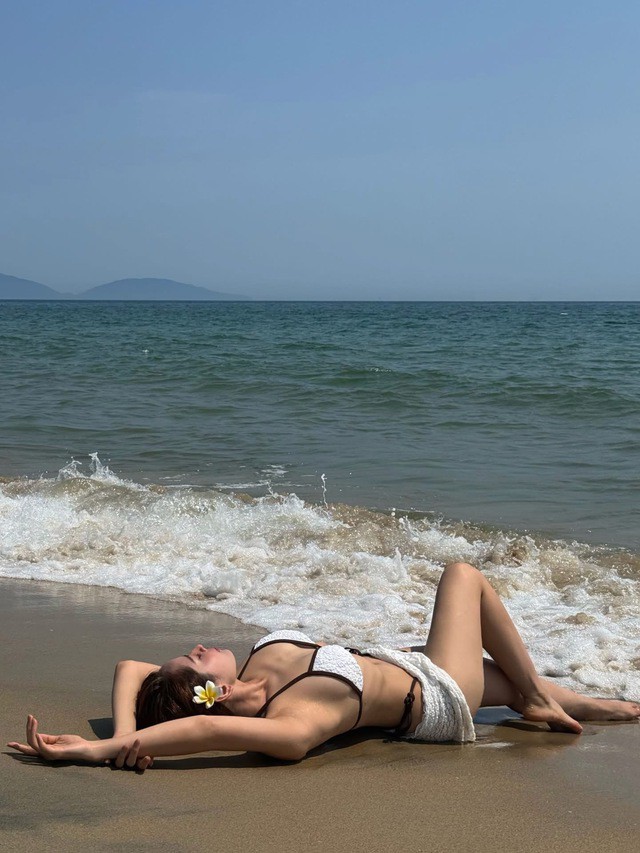 Dù diện bikini nhưng Chi Pu không quá phô trương bằng những tư thế gợi cảm. Cô khéo léo mix thêm chiếc khăn cùng tone, vừa tinh tế mà vẫn quyến rũ.