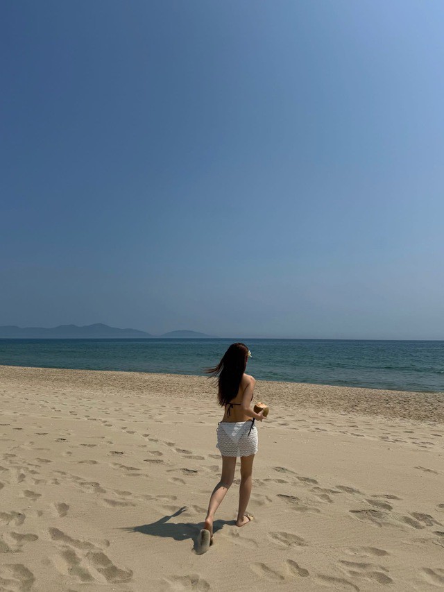 Chi Pu gọi mình là "mực một nắng" bởi để có được những bức ảnh "sống ảo", cô cũng phải chịu đựng cái nắng miền Trung gay gắt.