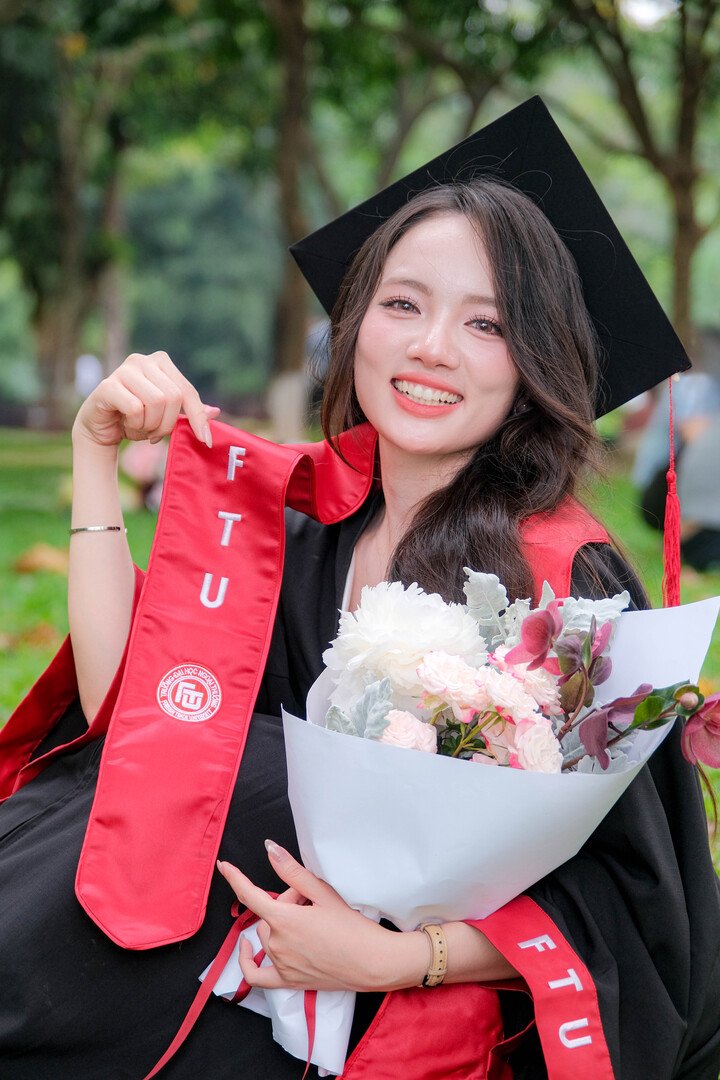 Trong thời gian học tại trường giai đoạn 2022–2026, Thu Hương giữ vai trò lớp trưởng lớp K61– Anh 3 – QTKD, đồng thời nhận học bổng khuyến khích học tập của Trường Đại học Ngoại thương trong 6 kỳ liên tiếp. Năm học 2024–2025, cô đạt danh hiệu Sinh viên 5 tốt cấp trường và lọt Top 5 cuộc thi Affiliate Marketing Fizz-Up Challenge 2025 do Câu lạc bộ Ecom FTU tổ chức.