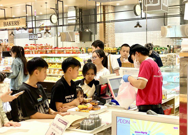 Nhiều gia đình chọn các TTTM, siêu thị lớn để đưa gia đình đến vui chơi, tham quan, mua sắm.