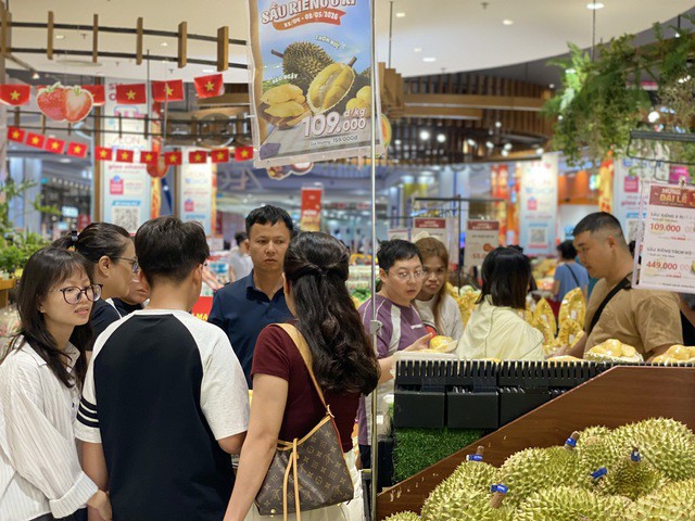Các gian hàng thực phẩm đón nhiều khách tham quan, mua sắm.