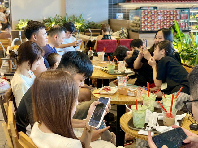 Thậm chí, nhiều hàng quán còn không có đủ chỗ để mọi người sử dụng dịch vụ ngồi.