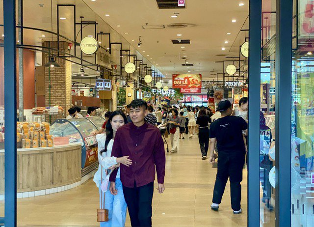 Nhiều gia đình chọn đến TTTM, siêu thị để vui chơi vì có nhiều dịch vụ để lựa chọn.