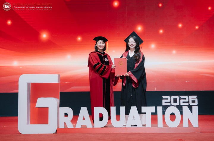 “Việc học ở đại học không chỉ dừng lại ở giảng đường". Em mong muốn trải nghiệm nhiều vai trò khác nhau để biết mình thực sự thích điều gì. Đó là hành trình vô cùng nhiều màu sắc của em khi em vừa tham gia các cuộc thi sinh viên, các hoạt động ngoại khoá, vừa khám phá các sở thích của mình và vừa có những kinh nghiệm đi làm đầu tiên. "Những trải nghiệm thực tế trong doanh nghiệp giúp em hiểu rõ hơn cách kiến thức được vận dụng trong công việc", cô nói.