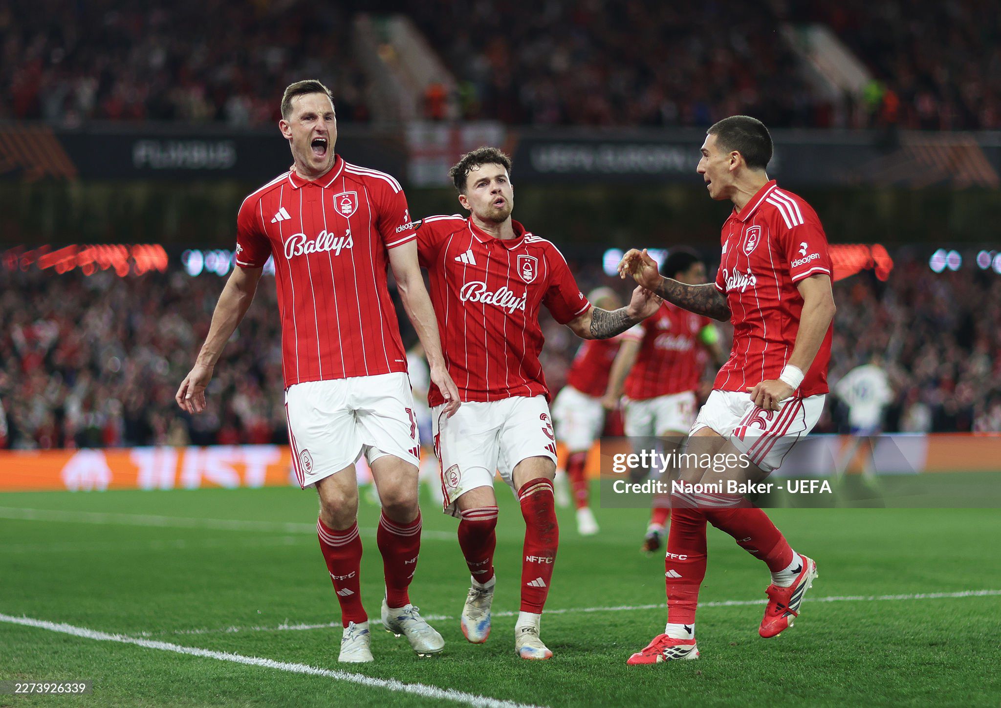 Chris Wood trở thành người hùng của đội chủ nhà