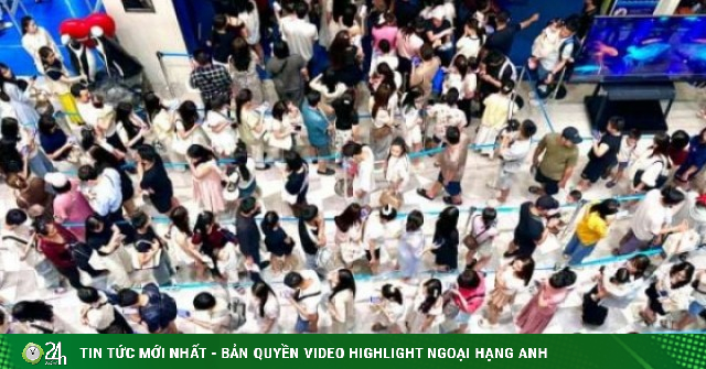Người dân xếp hàng "ken đặc" để vào thăm thuỷ cung tại trung tâm thương mại lớn nhất Hà Nội