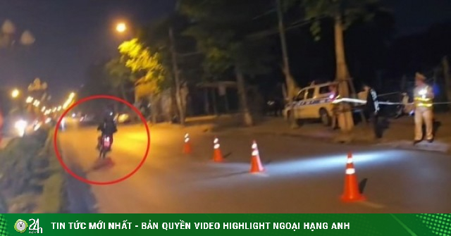 Thanh niên đi xe máy lạng lách ‘thông chốt’, tông bay rào sắt ở Hưng Yên