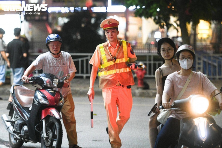 Ít phút sau, tổ công tác tiếp tục phát hiện một trường hợp khác vi phạm nồng độ cồn. Người đàn ông lái xe máy biển kiểm soát 29G1-640.XX có kết quả đo 0,094 mg/L khí thở.