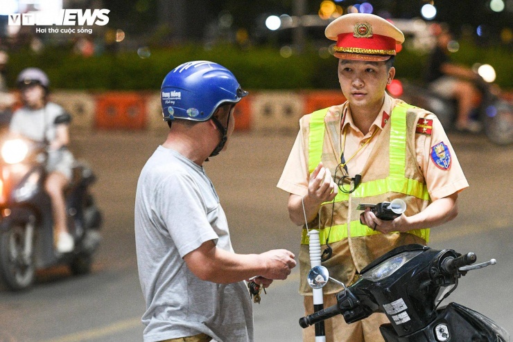 Lực lượng chức năng trên cả nước cũng tăng cường kiểm tra, xử lý vi phạm trong dịp lễ. Ngày 1/5, hơn 13.700 trường hợp vi phạm giao thông bị phát hiện, trong đó hơn 12.300 trường hợp đã bị lập biên bản xử lý. Nhiều phương tiện bị tạm giữ, hàng trăm giấy phép lái xe bị tước và gần 2.000 trường hợp bị trừ điểm. Các lỗi phổ biến vẫn là vi phạm nồng độ cồn và chạy quá tốc độ.