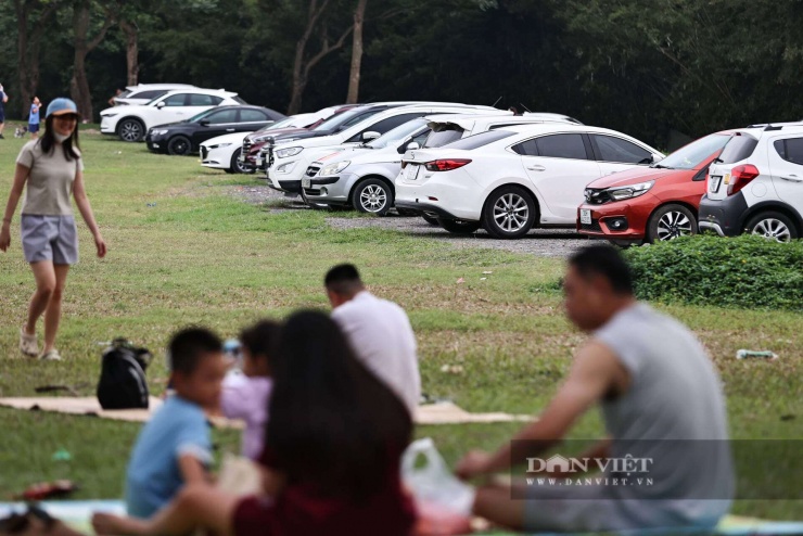 Các bãi đỗ kín xe trong công viên Yên Sở, chiều 1/5. 