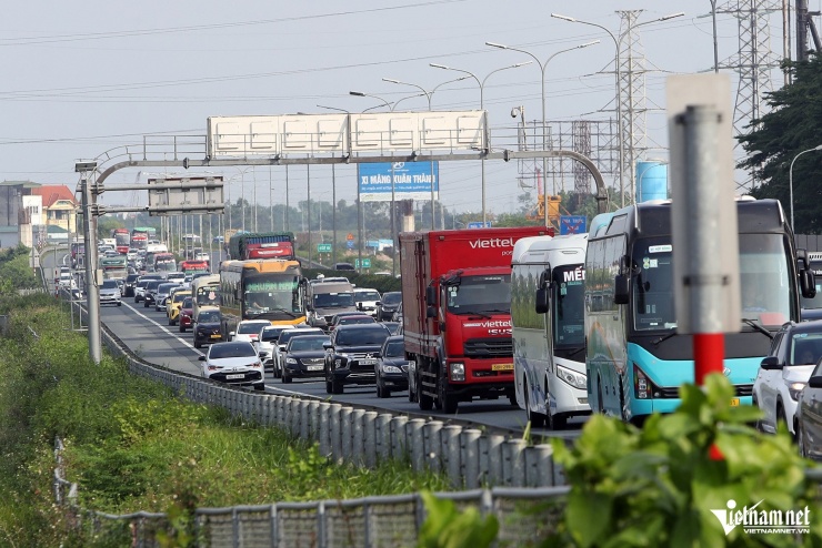Ô tô ùn ùn về Hà Nội ngày thứ 3 nghỉ lễ, CSGT tạm đóng đường phân luồng - 2
