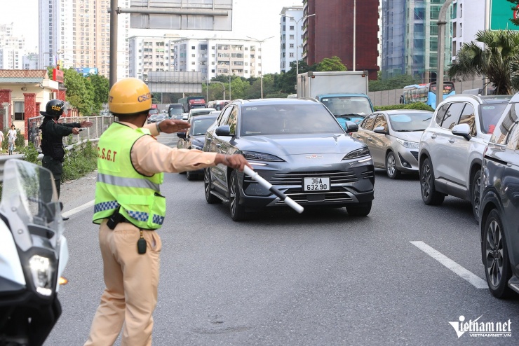 Ô tô ùn ùn về Hà Nội ngày thứ 3 nghỉ lễ, CSGT tạm đóng đường phân luồng - 6