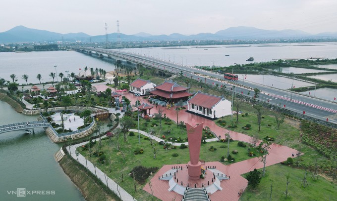 Sông Gianh nay được xây dựng hai cây cầu và khu tưởng niệm ở bờ Bắc. Ảnh: Đắc Thành