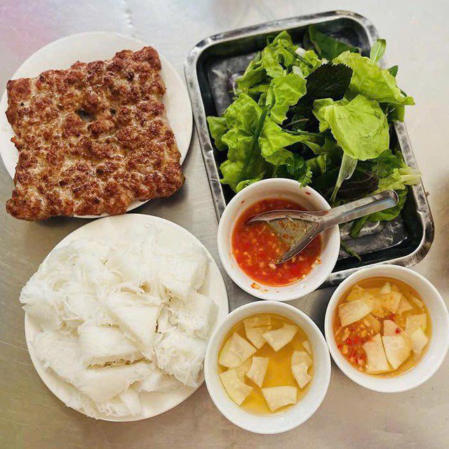 Bún chả quạt Ninh Bình thịt nướng thơm lừng, ăn kèm bún và nước chấm đậm vị.