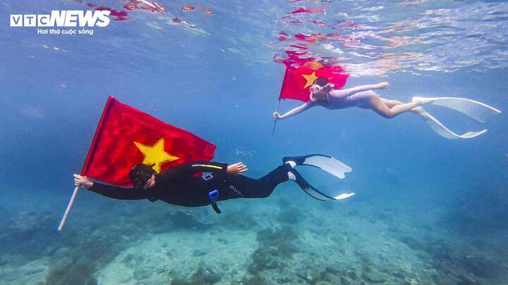 "Tôi đã đi lặn biển ở nhiều nơi, nhưng đây là lần đầu tiên được trải nghiệm chạm tay vào lá cờ Tổ quốc giữa lòng đại dương. Điều này thật sự rất khác biệt, giữa làn nước xanh thẳm, màu đỏ của lá cờ hiện lên rực rỡ, vừa linh thiêng, vừa hào hùng. Đây chắc chắn là bức ảnh ý nghĩa nhất trong hành trình du lịch của gia đình tôi nhiều năm qua."