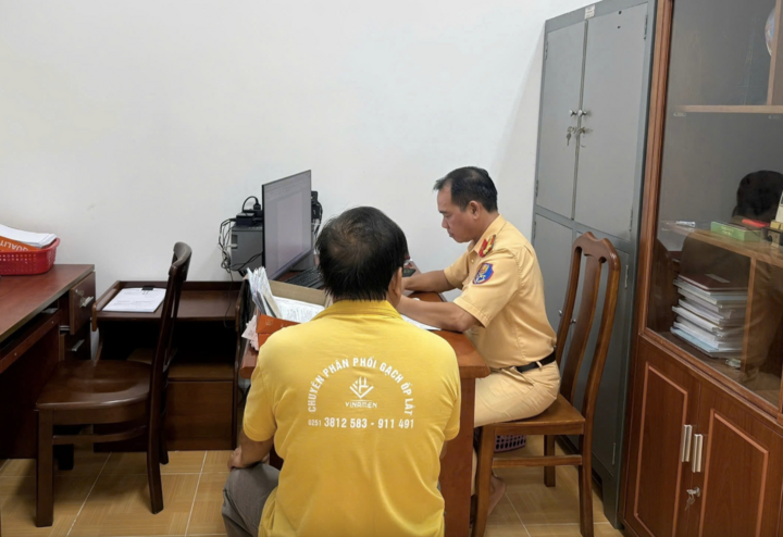 Công an mời tài xế lên làm việc.