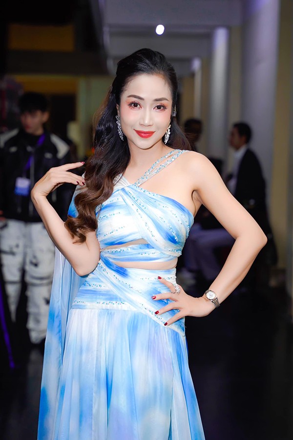 NSƯT Ốc Thanh Vân ở đời thực đúng chuẩn phụ nữ hiện đại, biết yêu bản thân. Cô luôn quan tâm đúng mực tới việc chăm da giữ dáng. Vì thế, dù đã là mẹ 3 con nhưng cô vẫn có thân hình cân đối, săn chắc nhờ tập luyện yoga thường xuyên.