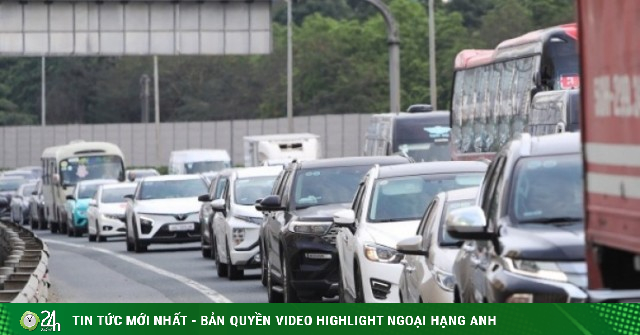 Ô tô ùn ùn về Hà Nội ngày thứ 3 nghỉ lễ, CSGT tạm đóng đường phân luồng