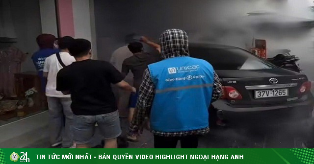 Ô tô mất lái tông vào nhà bên đường rồi bốc khói, người dân phá kính cứu tài xế
