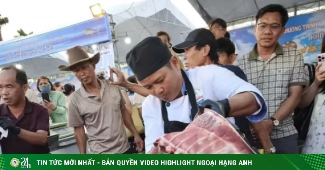 Tận thấy màn xẻ cá ngừ đại dương ở 'sân khấu ngoài trời'