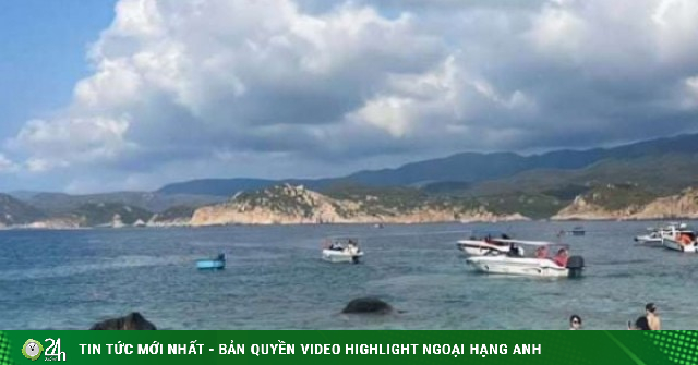 Rời ca nô lướt sóng vịnh Vĩnh Hy, du khách lại "ngất ngây" hái nho chín mọng tại vườn lão nông Ba Mọi