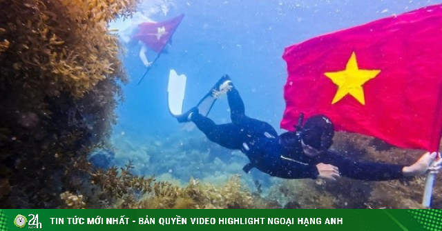 Du lịch Quy Nhơn, giới trẻ hào hứng check-in đáy biển cùng cờ Tổ quốc