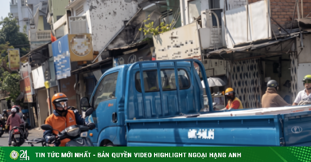 Vượt rào chắn đường sắt, tài xế ở TP.HCM bị phạt 5 triệu, tước bằng lái 2 tháng