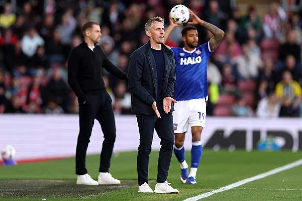 1 trận thắng nữa sẽ bảo đảm cho HLV Kieran McKenna và các cầu thủ Ipswich trở lại Premier League