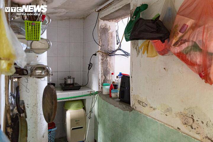  tường bị đục phá để thông phòng, trần bong tróc, loang lổ vết ố, thậm chí xuất hiện thấm dột khi mưa lớn. Tình trạng này cũng diễn ra tại nhiều tòa nhà khác, đi kèm hệ thống điện, nước cũ kỹ, hành lang chật hẹp và lối thoát hiểm không đảm bảo an toàn.
