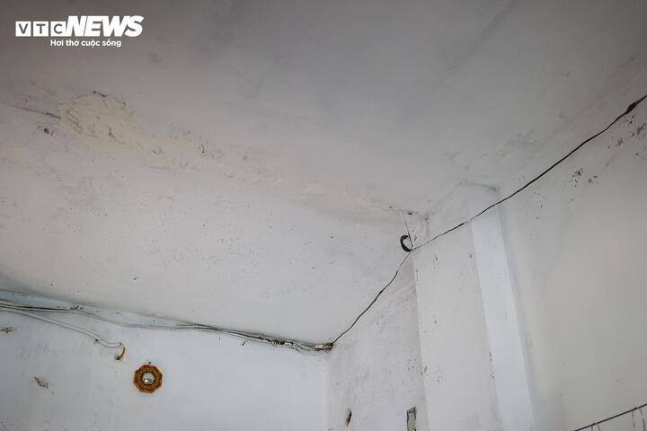 Căn hộ của gia đình bà Lợi rộng khoảng 30 m², hiện có 5 người sinh sống; mới được sửa chữa cách đây 2 tháng với chi phí hơn 20 triệu đồng.