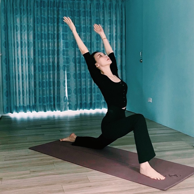 Thói quen tập yoga, ăn uống điều độ nhiều năm nay giúp Tiêu Tường giữ gìn sức khỏe, sắc vóc và cân bằng sức khỏe tinh thần.