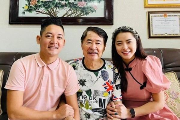 Nghệ sĩ Hai Nhất bên con trai và con dâu.