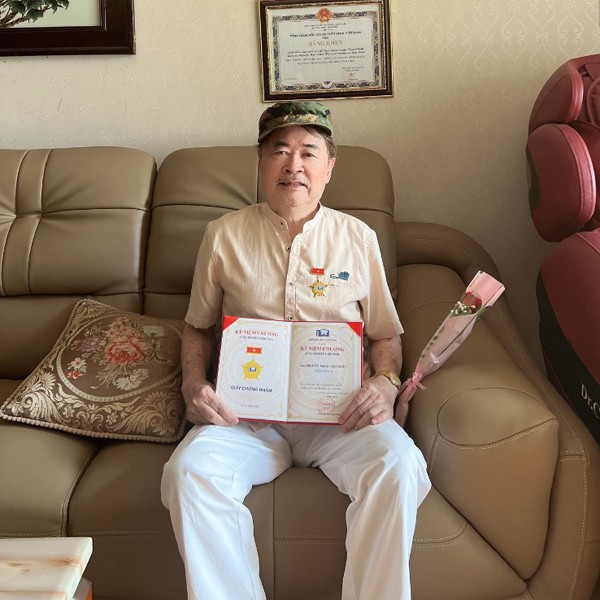 Nghệ sĩ Hai Nhất chụp ảnh kỉ niệm cùng giấy Kỷ niệm chương vì Sự nghiệp Điện ảnh sau 40 năm cống hiến cho nghệ thuật.