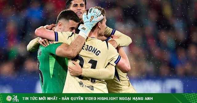 Barca thắng muộn kịch tính, sẽ vô địch La Liga đêm nay nhờ "gã hàng xóm khó ưa"?