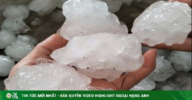 Clip mưa đá to bằng nắm tay trút trắng trời, người dân phải lấy chăn che ô tô
