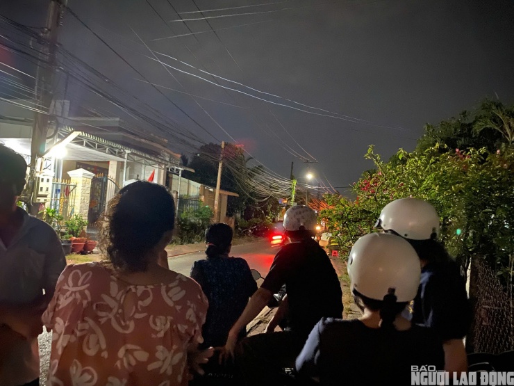 Người dân địa phương chưa hết bàng hoàng khi nghi phạm bị khống chế sau khi gây án với chính người thân của mình