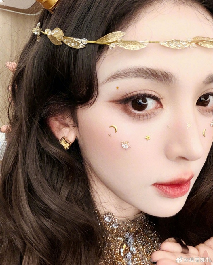 Vẻ ngoài như nữ thần cung Kim Ngưu của Gülnezer Bextiyar gây bão mạng - 4