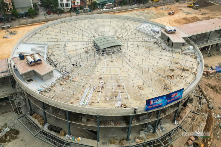 Tòa nhà trung tâm hình tròn của Bến xe khách Yên Sở đã cơ bản thành hình.