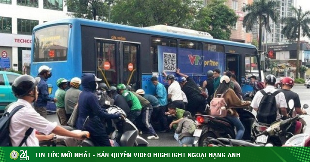 Hà Nội: Người dân hợp sức nâng xe buýt cứu nữ tài xế xe máy mắc kẹt sau va chạm