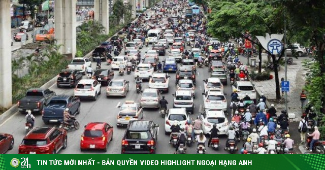 Ô tô dàn hàng 5, xe máy leo vỉa hè ngày đầu đi làm sau nghỉ lễ