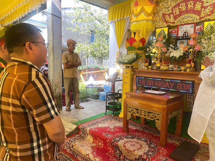 Lãnh đạo xã Thăng Điền viếng hương, thăm hỏi gia đình nạn nhân