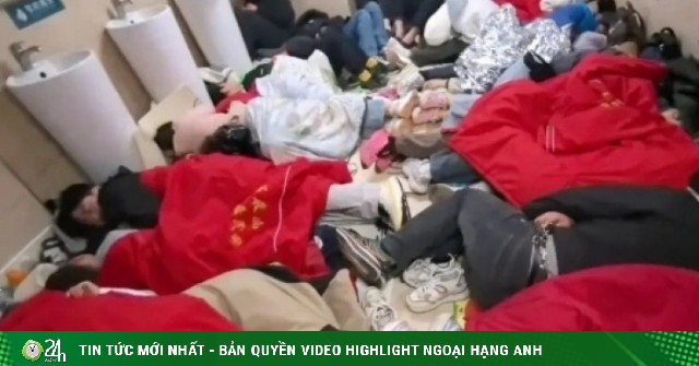 Khách du lịch chen chúc ngủ kín nhà vệ sinh khi leo núi Thái Sơn