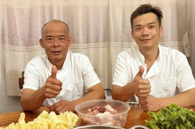Ông Mo và con trai livestream bán gia vị lẩu trong dịp nghỉ ngày Quốc tế Lao động vừa qua.