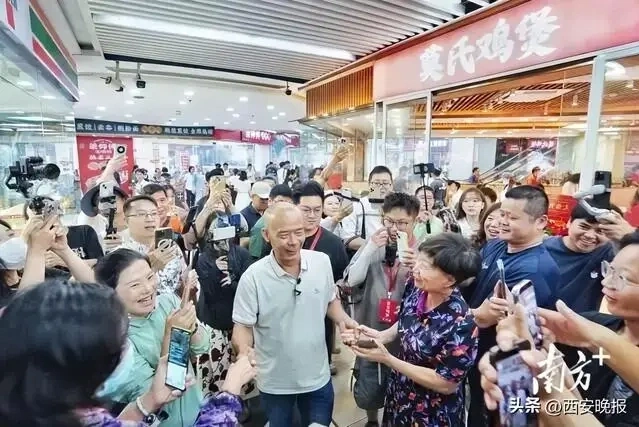 Ông Mo được thực khách vây kín để chụp ảnh, quay video khi đến dự khai trương chi nhánh mới.