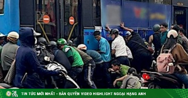 Nguyên nhân vụ tai nạn khiến một phụ nữ mắc kẹt dưới gầm xe buýt ở Hà Nội