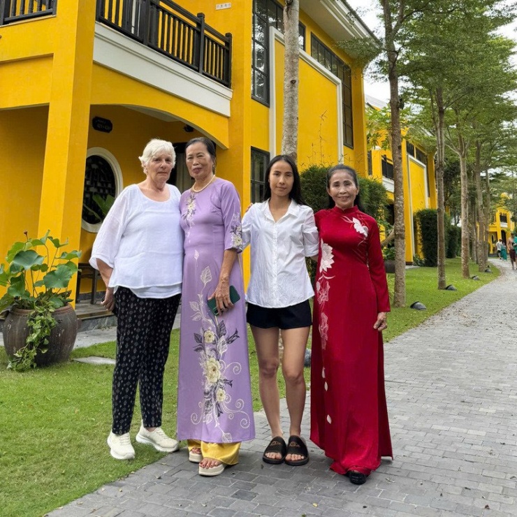 Chị Quỳnh Anh (áo trắng) bên mẹ ruột (áo dài đỏ), mẹ nuôi (áo dài tím) và mẹ chồng 