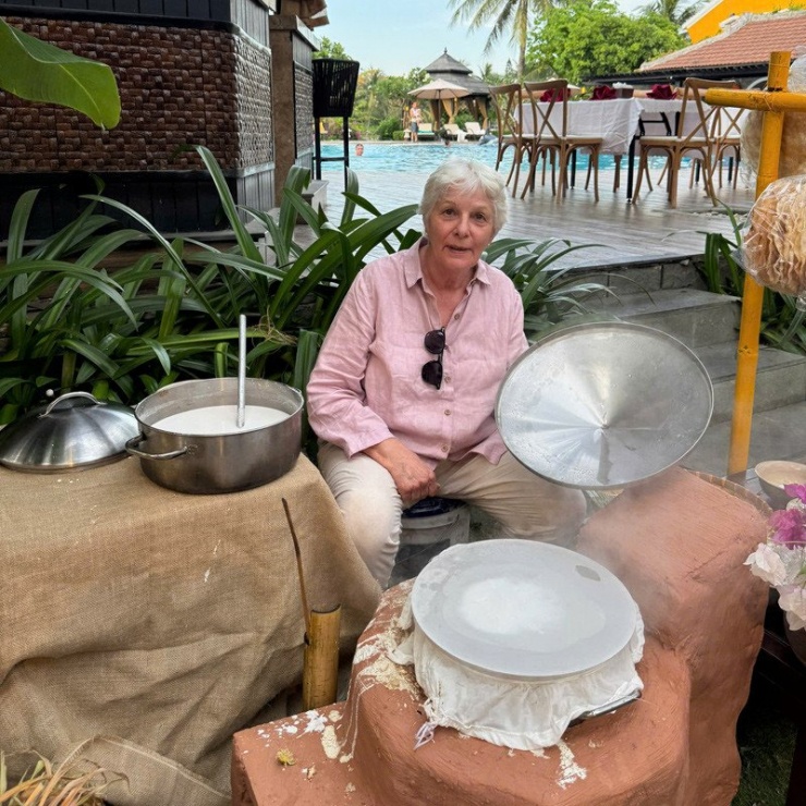 Bà Rosmarie thử làm món bánh tráng cuốn 